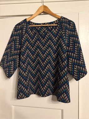 Cropped Chevron Print V-Neck Blouse in Black and Blue Women’s Size XL